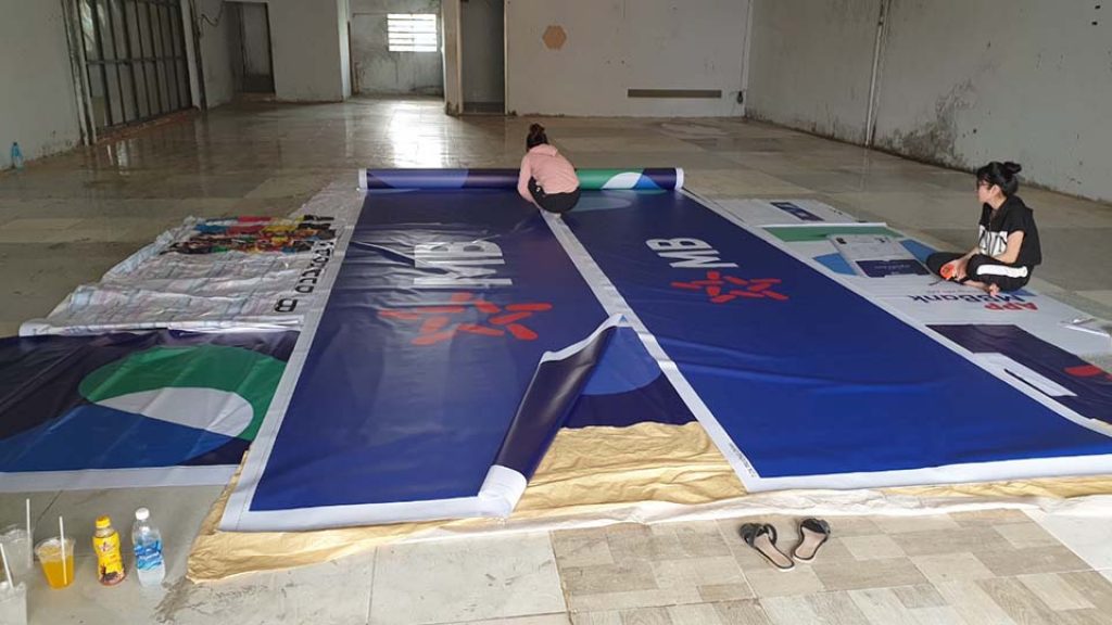 Nhân viên thực hiện cắt bạt 3M thành phẩm