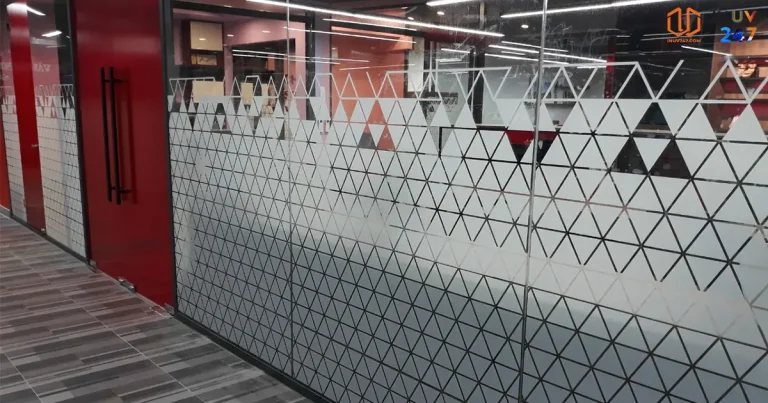 in decal nhựa trong dán kính