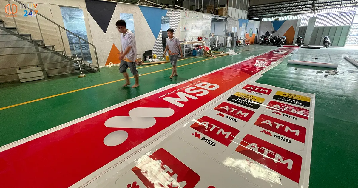 In màu trắng bạt 3m cán màng, in 2 màu trắng và màu trên bạt 3m